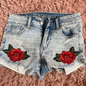 High rise embroidered light wash short